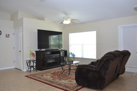 House in Lehigh Acres, Florida 3 bedrooms, 148.18 sq.m. № 1226982 - photo 23