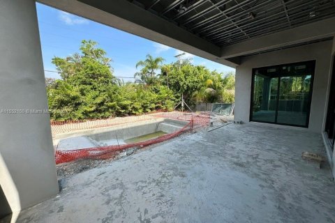 House in North Miami, Florida 5 bedrooms, 465.16 sq.m. № 1073212 - photo 10