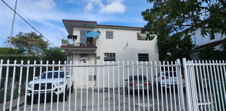 Commercial property in Miami, Florida 301.75 sq.m. № 1073464