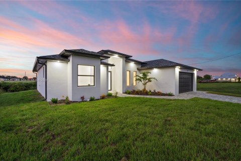 Villa ou maison à vendre à Cape Coral, Floride: 3 chambres, 180.23 m2 № 1076152 - photo 4