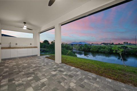 Villa ou maison à vendre à Cape Coral, Floride: 3 chambres, 180.23 m2 № 1076152 - photo 5