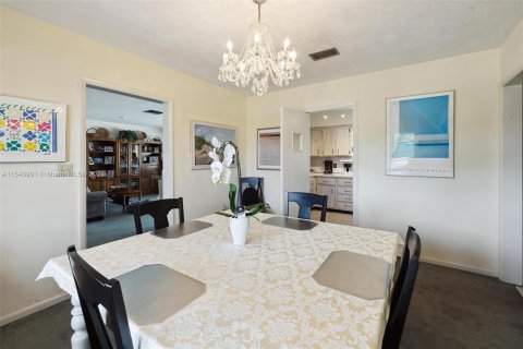 Villa ou maison à vendre à North Miami Beach, Floride: 5 chambres, 283.54 m2 № 1072826 - photo 15
