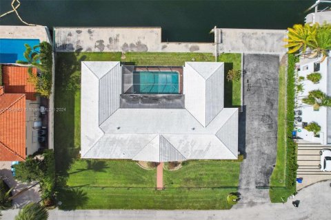 Villa ou maison à vendre à North Miami Beach, Floride: 5 chambres, 283.54 m2 № 1072826 - photo 2