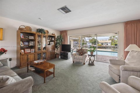 Villa ou maison à vendre à North Miami Beach, Floride: 5 chambres, 283.54 m2 № 1072826 - photo 9