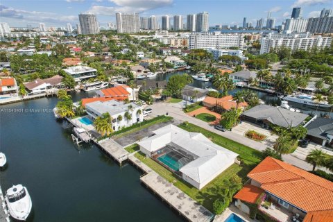 Villa ou maison à vendre à North Miami Beach, Floride: 5 chambres, 283.54 m2 № 1072826 - photo 3