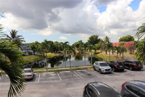 Condo in Miami Gardens, Florida, 2 bedrooms  № 1227233 - photo 27