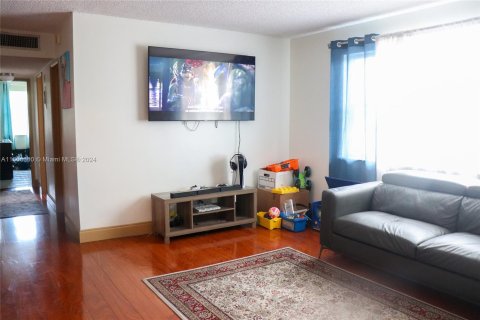 Condo in Miami Gardens, Florida, 2 bedrooms  № 1227233 - photo 3