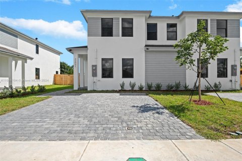 House in Miami, Florida 4 bedrooms № 1423675 - photo 2