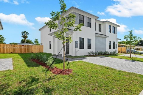 House in Miami, Florida 4 bedrooms № 1423675 - photo 1