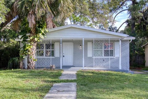 House in New Port Richey, Florida 2 bedrooms, 89.19 sq.m. № 1344182 - photo 1