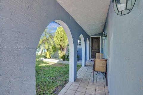 Villa ou maison à vendre à Dania Beach, Floride: 4 chambres, 198.25 m2 № 1029262 - photo 3
