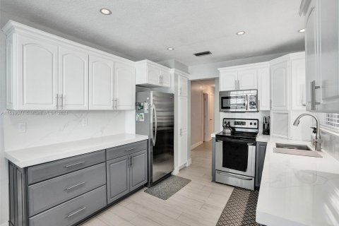 Casa en venta en Dania Beach, Florida, 4 dormitorios, 198.25 m2 № 1029262 - foto 14