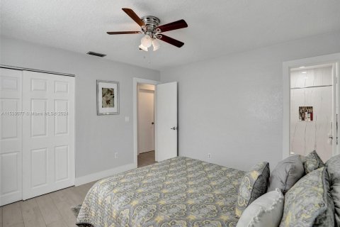 House in Dania Beach, Florida 4 bedrooms, 198.25 sq.m. № 1029262 - photo 12
