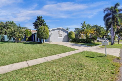 Villa ou maison à vendre à Dania Beach, Floride: 4 chambres, 198.25 m2 № 1029262 - photo 1
