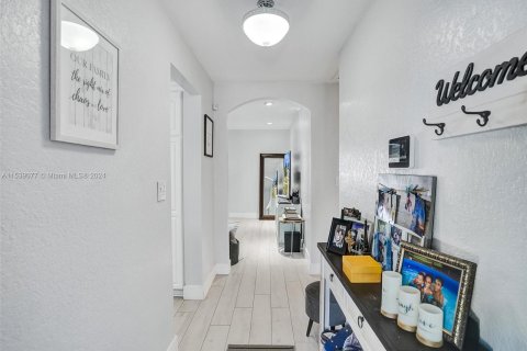 Casa en venta en Dania Beach, Florida, 4 dormitorios, 198.25 m2 № 1029262 - foto 4