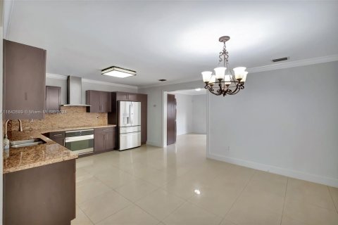 House in Miami, Florida 4 bedrooms, 213.68 sq.m. № 1325913 - photo 6