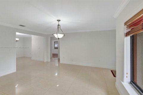 House in Miami, Florida 4 bedrooms, 213.68 sq.m. № 1325913 - photo 5