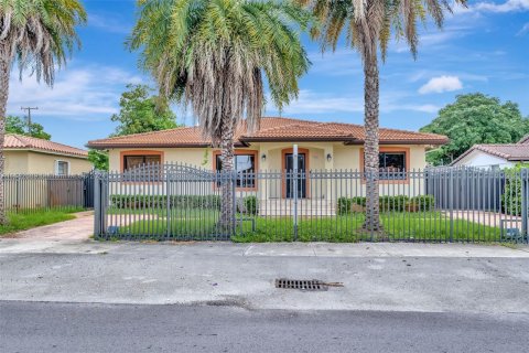 House in Miami, Florida 4 bedrooms, 213.68 sq.m. № 1325913 - photo 1