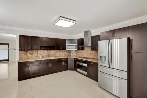 House in Miami, Florida 4 bedrooms, 213.68 sq.m. № 1325913 - photo 8