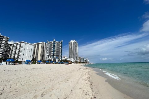 Condo in Miami Beach, Florida, 2 bedrooms  № 1056710 - photo 28