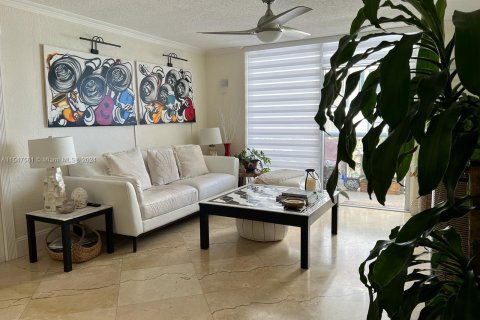 Condo in Miami Beach, Florida, 2 bedrooms  № 1056710 - photo 7