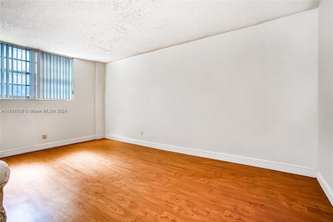 Condo in Sunny Isles Beach, Florida, 2 bedrooms  № 1330984 - photo 15