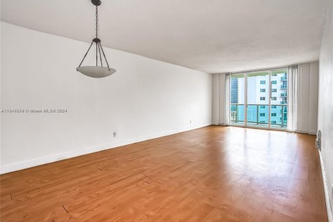 Condo in Sunny Isles Beach, Florida, 2 bedrooms  № 1330984 - photo 11