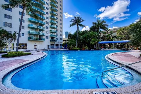 Condo in Sunny Isles Beach, Florida, 2 bedrooms  № 1330984 - photo 29