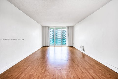 Condo in Sunny Isles Beach, Florida, 2 bedrooms  № 1330984 - photo 10