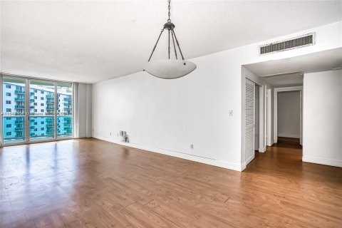 Condo in Sunny Isles Beach, Florida, 2 bedrooms  № 1330984 - photo 12