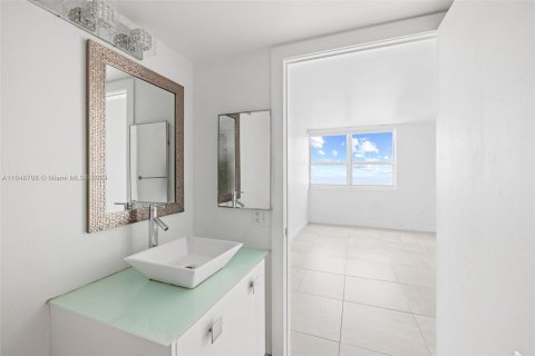 Condo in Miami Beach, Florida, 3 bedrooms  № 1331873 - photo 25