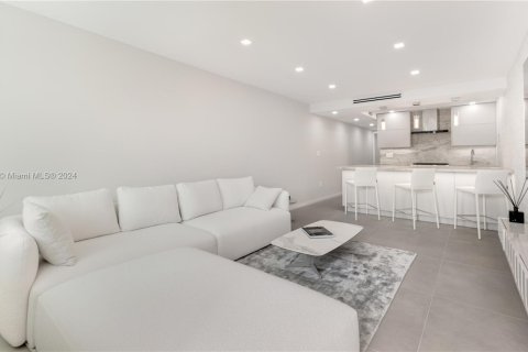 Condo in Miami Beach, Florida, 1 bedroom  № 1330961 - photo 1