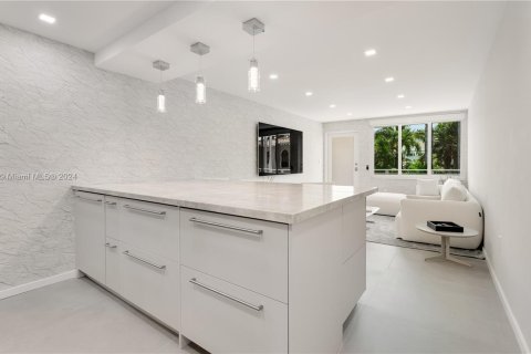 Condo in Miami Beach, Florida, 1 bedroom  № 1330961 - photo 3