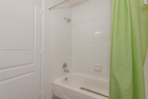 Condo in Miami, Florida, 3 bedrooms  № 1396765 - photo 21