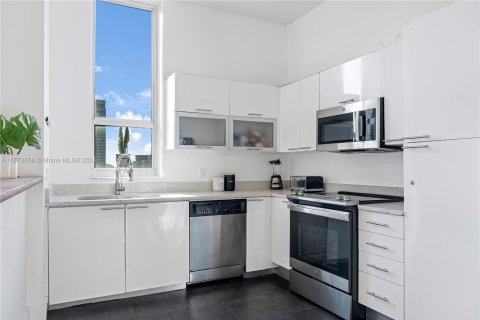 Condo in Miami, Florida, 2 bedrooms  № 1389989 - photo 7