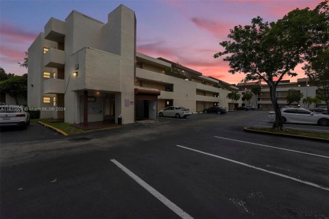 Condo in Miami, Florida, 1 bedroom  № 1389936 - photo 1