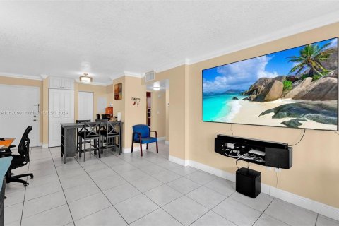 Condo in Miami, Florida, 1 bedroom  № 1389936 - photo 2