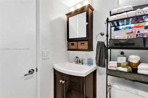 Condo in Miami, Florida, 1 bedroom  № 1389936 - photo 11