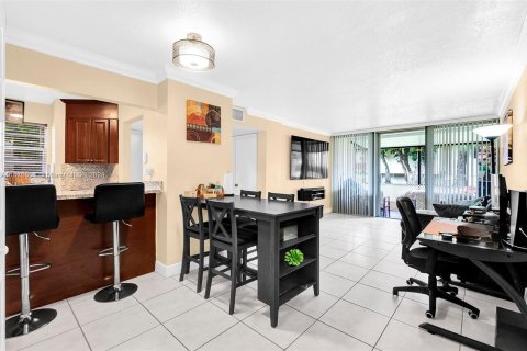 Condo in Miami, Florida, 1 bedroom  № 1389936 - photo 3