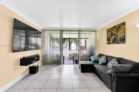 Condo in Miami, Florida, 1 bedroom  № 1389936 - photo 7