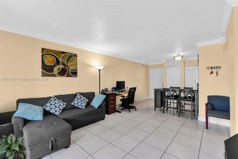 Condo in Miami, Florida, 1 bedroom  № 1389936 - photo 5