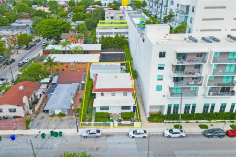 Commercial property in Miami, Florida 407.28 sq.m. № 1225320 - photo 1