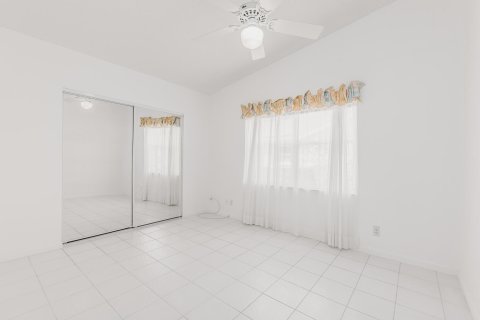 House in Palm City, Florida 3 bedrooms, 146.51 sq.m. № 1098932 - photo 3