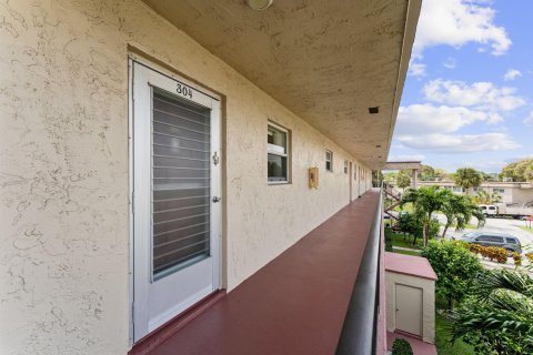 Condo in Palm Springs, Florida, 2 bedrooms  № 1092375 - photo 1
