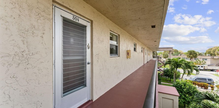 Condo in Palm Springs, Florida, 2 bedrooms  № 1092375