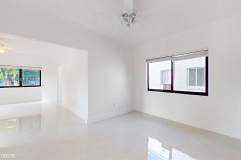 House in Miami, Florida 4 bedrooms, 239.5 sq.m. № 1375369 - photo 18