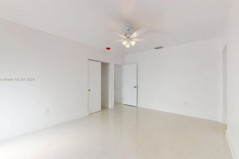 Casa en venta en Miami, Florida, 4 dormitorios, 239.5 m2 № 1375369 - foto 14