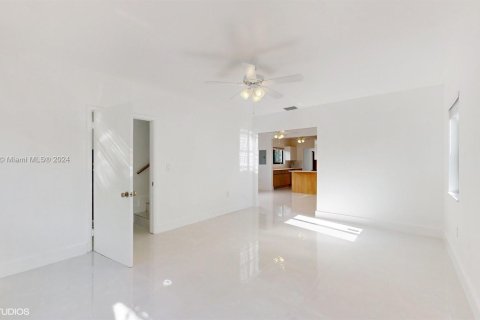 Casa en venta en Miami, Florida, 4 dormitorios, 239.5 m2 № 1375369 - foto 10