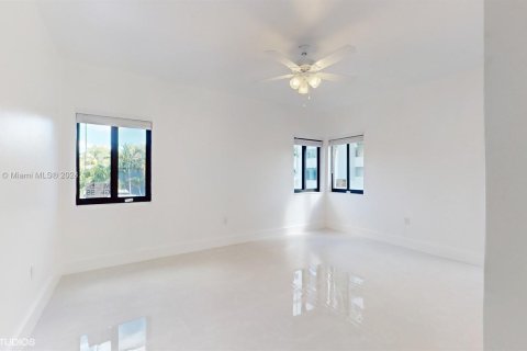 House in Miami, Florida 4 bedrooms, 239.5 sq.m. № 1375369 - photo 24