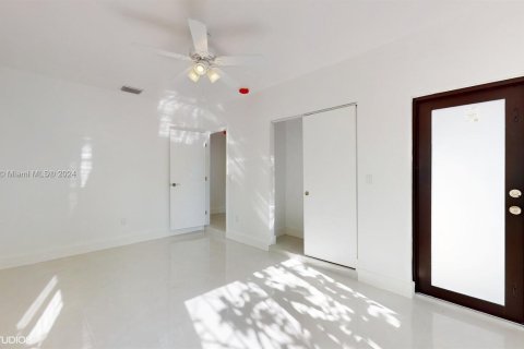 House in Miami, Florida 4 bedrooms, 239.5 sq.m. № 1375369 - photo 11